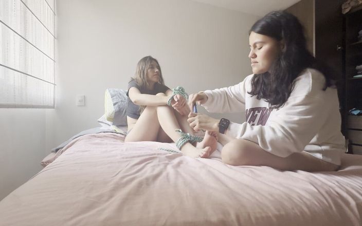 scarlettandc: Köleme nasıl itaatkar olunmasını gösteriyorum