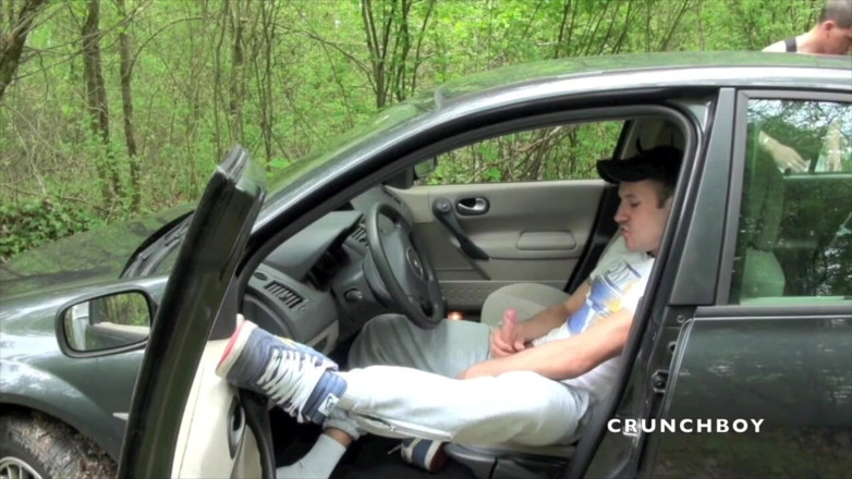EXHIB BOYS: Zwei böse jungs ficken in den turnschuhen im auto und...