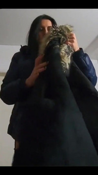 Hodně mrdky na mých pérových bundách při nošení dlouhých bot a sexy oblečení