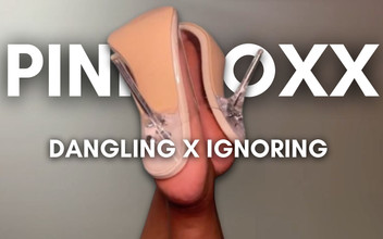 Pink Foxx: Kasut tumit dangling sambil mengabaikan awak