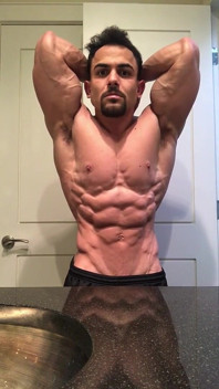 Jacked bodybuilder Benji Bastian büyük, parçalanmış, kaslarını esnetiyor