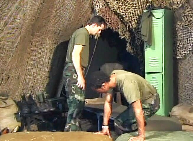 Bareback TV: Військові шматки займаються міжрасовим гей-сексом