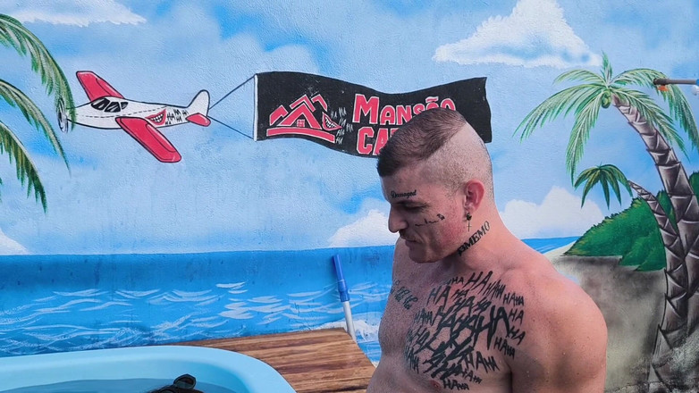 Carmona's films: 3 amici birichini che pagano il proprietario della piscina su...