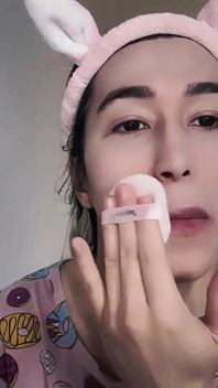 Femboy tot sexy mietje-transformatie met make-up en pruik