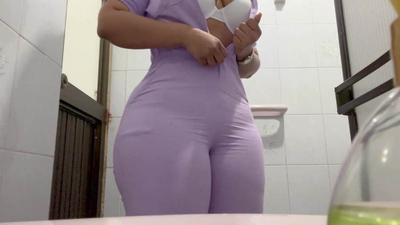Katrina4deluxe: La ragazza della telecamera da bagno ed il culo di...