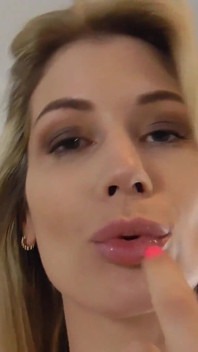 巨人舔我的大胸部的唾液！