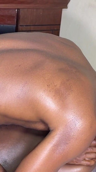 Je regarde mon mari enfoncer le gode dans et hors de ma chatte mouillée »