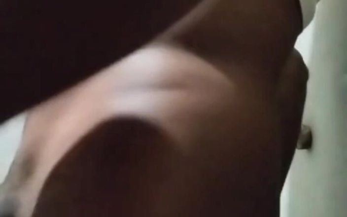 Deshi boys: Söt desi pojke själv njuter på toaletten