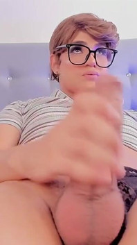 Ken Femboy z twardym kutasem zaprasza do oglądania