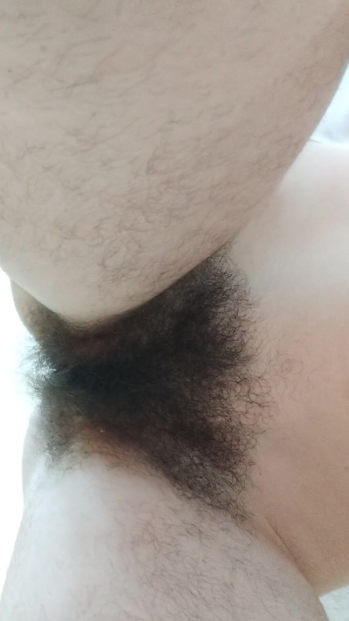 BW_Dolphin: Renifle ta chatte poilue sur ton visage ! Étirement du matin.