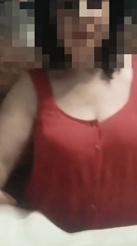 Macecha, 57 let, s velkými přírodními kozami, žehlí oblečení a má tajný videohovor se svým nevlastním synem