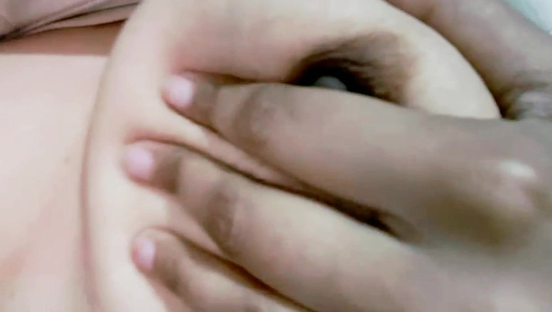 Tumheri Iska: Iska visar sina bröst.