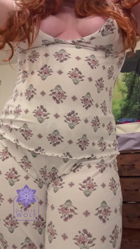 Roșcată sexy care dă din pijamale