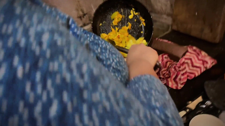 Aria Mia: 大きなお尻で美しいホットな継母が朝、キッチンで料理をしていて、私にアナルセックスを求めていました。