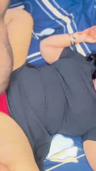 Sexy přítelkyně s velkými prsy odvedena do hindské video v hotelovém pokoji