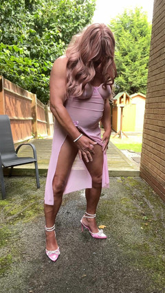 Kellycd2022: La sexy travestita kellycd2022 sexy miLF in abito rosa e...