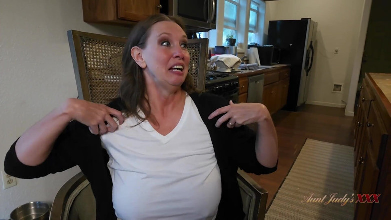 Aunt Judy's XXX: Tantejudysxxx - Vollbusige Reife Amateurin Autumn Lutscht Den Lieferboten