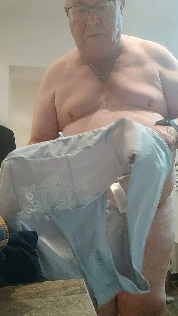 Karlchengeil: Представляя новые трусики жены