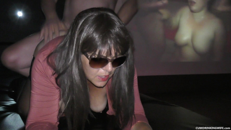 Cumdrinking Wife: Preñada masiva en el teatro