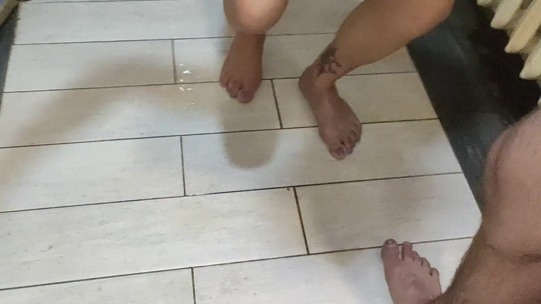 DirtyLubov: Seks oral dan kongkek di bilik air