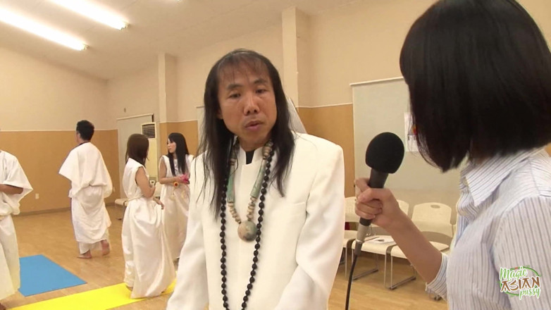 Magic Asian Pussy: Bütün bu insanların büyük bir siyaha dua ettiği odaya girdi.