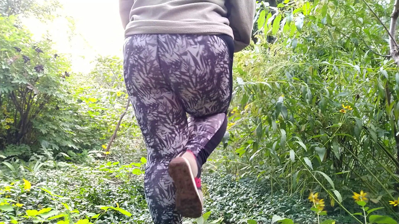 Elena: Une MILF avec un gros cul énorme en legging pisse en...
