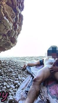 在公共裸体海滩上的一个男人面前暴露我的阴户，他操我并吹箫 - 这非常冒险 - misscreamy