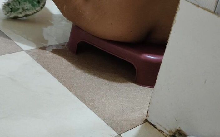 Sexy biwi: 当她洗澡时，我没有在邻居哥的家里喝茶，而是偷偷拍了一部视频