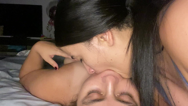 zoemelissa: 女同性恋深深地吮吸我的大舌头