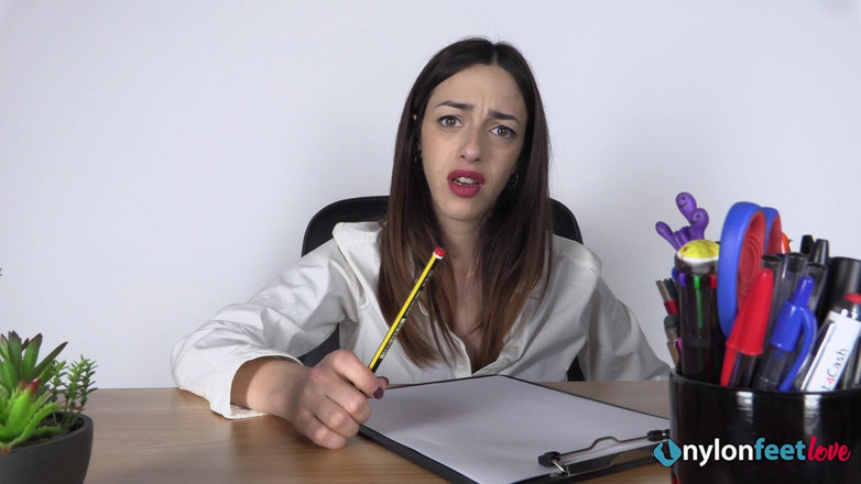 Best Nylon Feet Videos: セクシーな秘書の足を崇拝して助ける代わりに