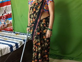 Pyaripooja22: A empregada solitária estava inserindo um limpador de limpador na...