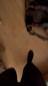 POV : marcher dans des collants noirs