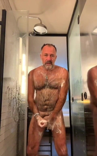 Daddybearvlc: Hora do banho, quer deixar o pau do papai bem...