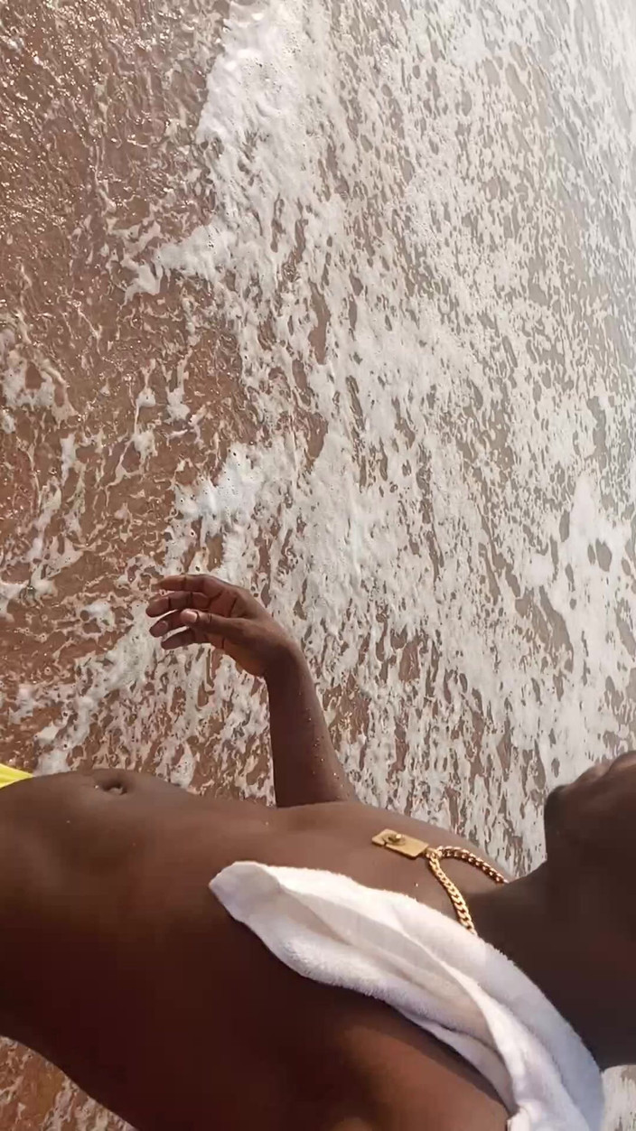 Dickass3x: Voor het eerst plezier hebben op het strand van Cotonou