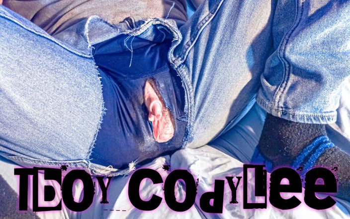 TBoy Cody Lee: Tăind hainele lui TboyCodyLee expunându-și țâțele și pula