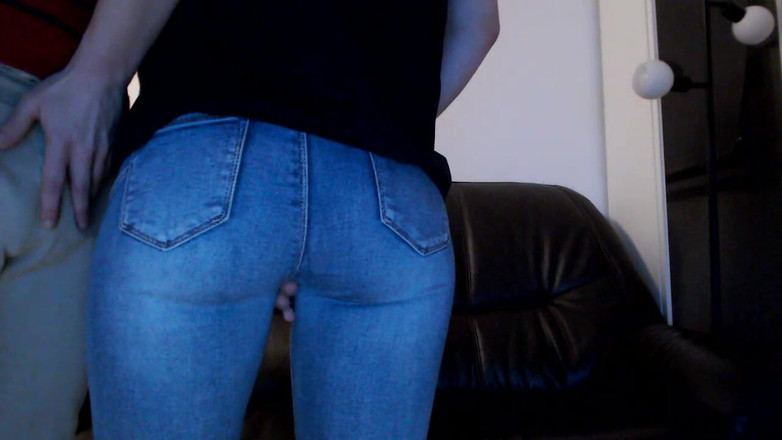 MagicStas: ブルージーンズと黒いパンティの彼女がマスターベーション