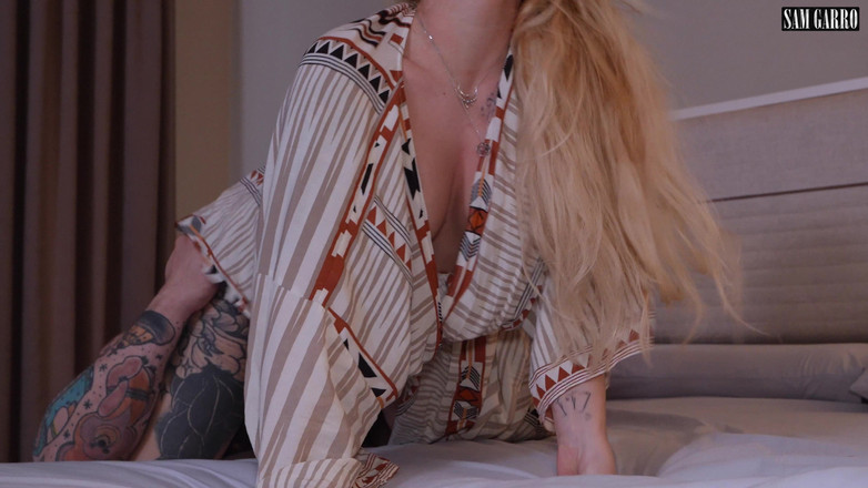 Sam Garro: 胸の大きいブロンドとの美しいセックス。顔に