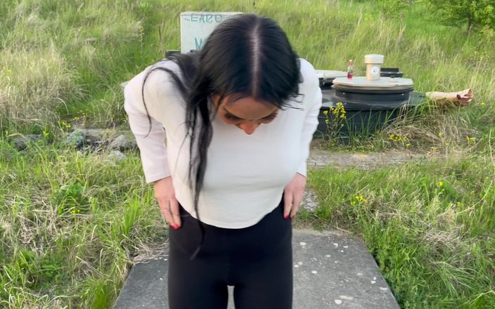 Mia XXX: Miaxxx trave'nin üstüne işiyor