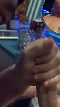 아름다운 혈관이 있는 자지가 내 목구멍을 타고 흐른다!