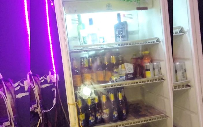 Evehamphy: Estoy en un bar con mi amiga delante de mí,...