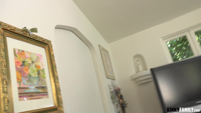 Kinky Family: Výstřik na obličej pro nezbednou nevlastní sestru