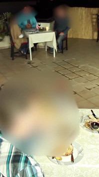 Pubblico estremo! Un'orgia bollente di leccate e scopata in un ristorante