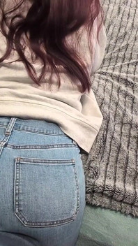 Une Femme Américaine Trémousse Son Cul Dans Un Jean