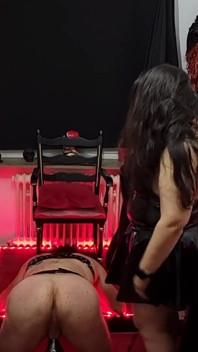 Lady Pam își pregătește sclavul ascultător pentru următoarea sesiune de BDSM - dominare într-un loc de joacă elegant
