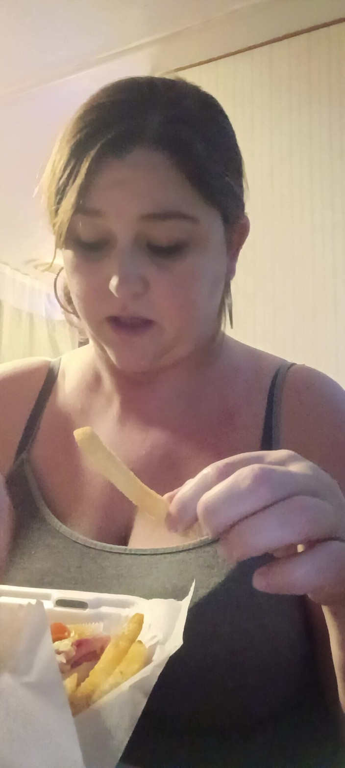 GoddessKristy00: Göttin isst pizza