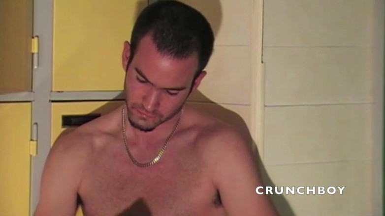 STRAIGHT BOY CURIOUS: Паренек-натуралка мастурбирует в раздевалке в спорте
