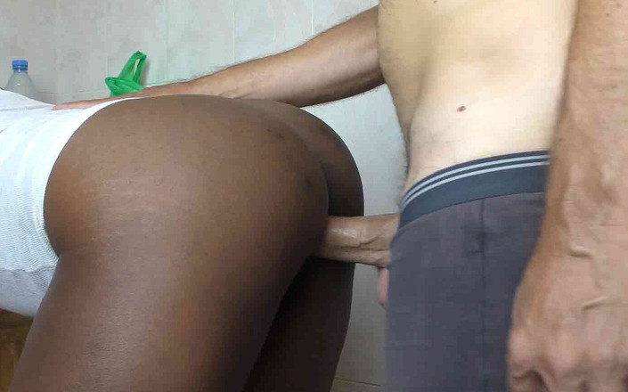 Bam-bulax: Темношкіра покоївка намазала кремом на кухні великий білий член