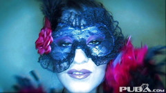 PUBA Solo: Charley nosí červené a černé síťky