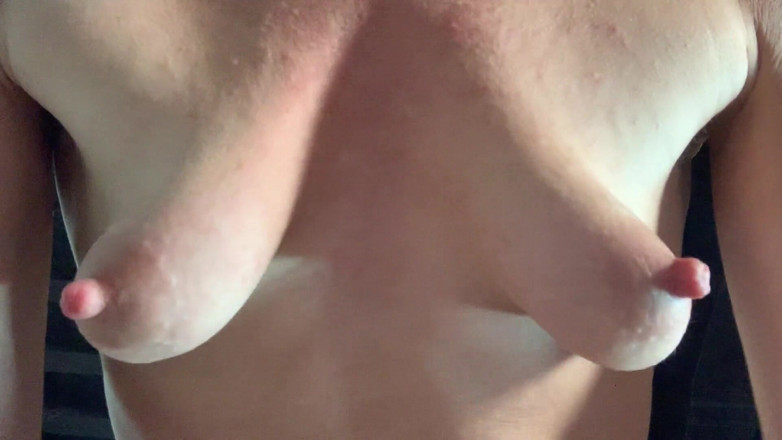 Lolacam: Peitos pequenos, mamilos longos