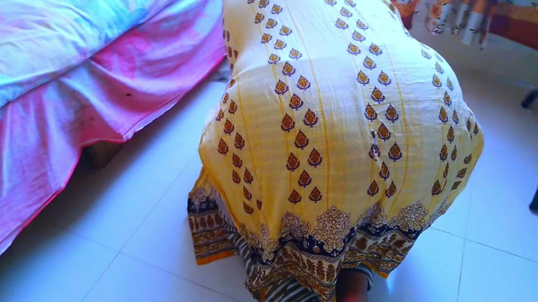 Aria Mia: India musulmana queda atrapada debajo de la cama mientras limpia...